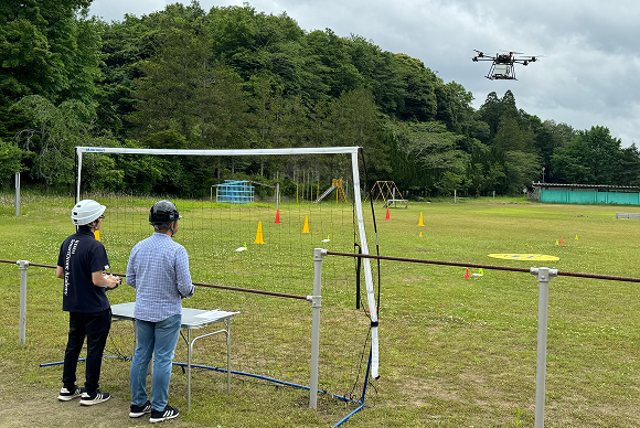 校庭を活用した飛行実践